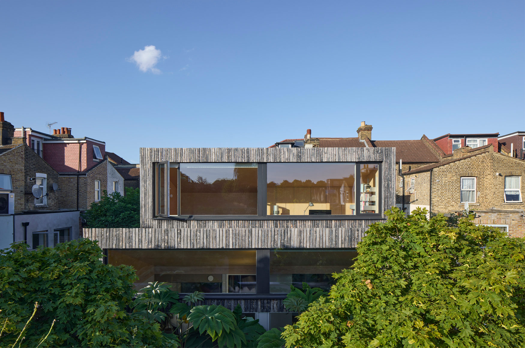 Catching Sun House, designed by Studioshaw, is a RI - BA-award-winning home in London that opens into a courtyard. Image: James Brittai