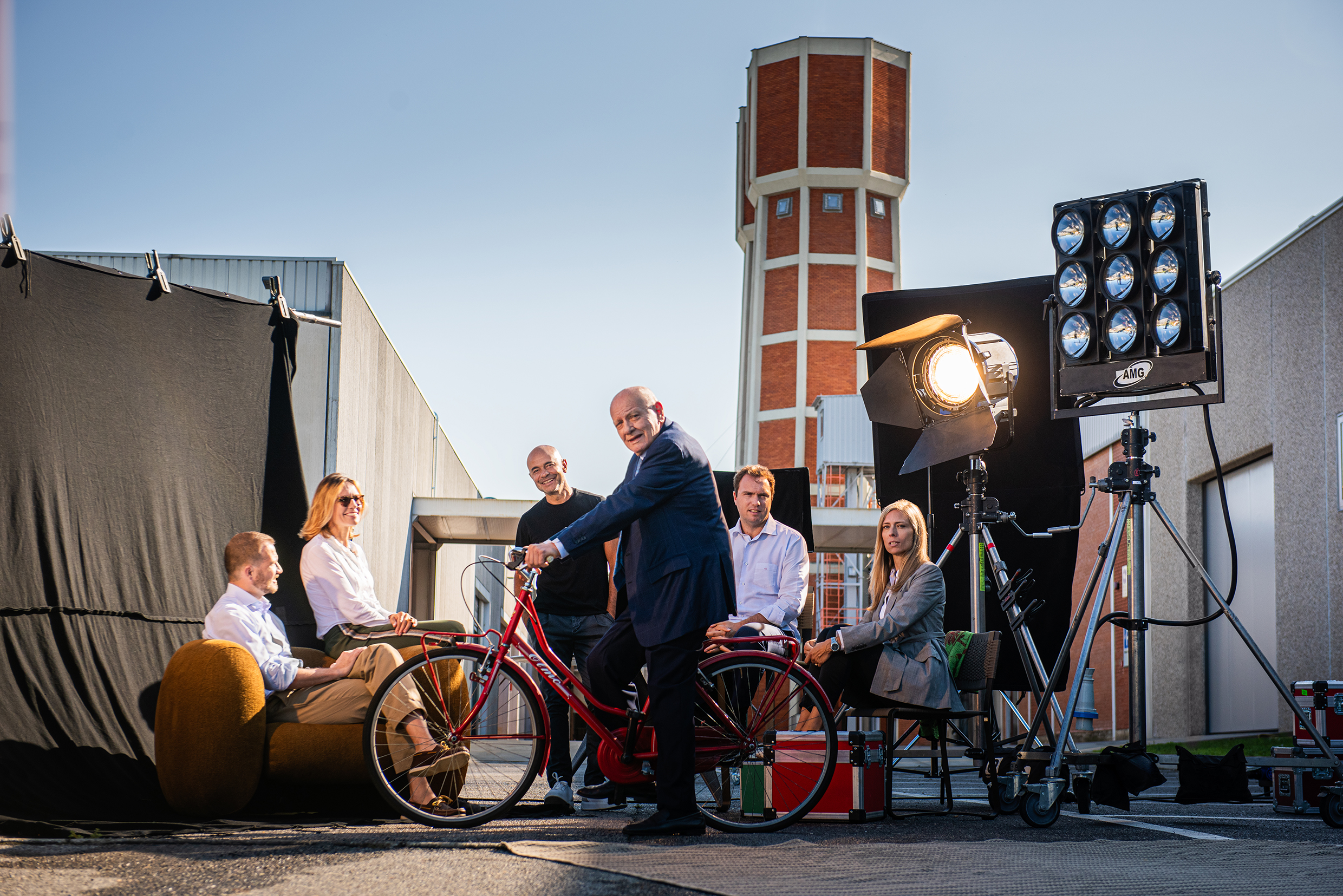 La famiglia Molteni e il CEO Marco Piscitelli sul set al Compound, Giussano, Brianza, Italia. Foto di Jeff Burton, da Molteni Mondo, Rizzoli NY, 2024.