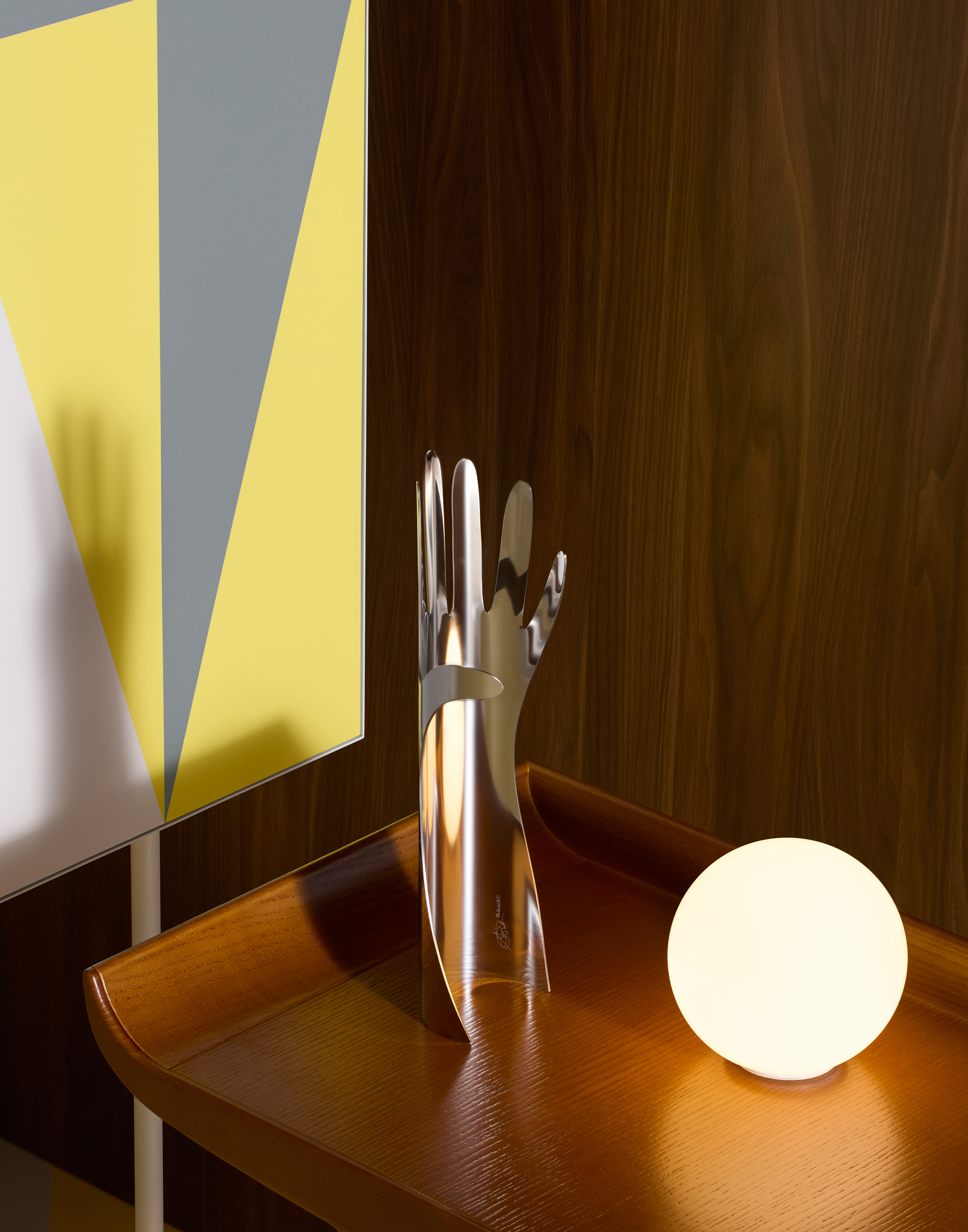 La Mano e D.847.1 scrittoio, design Gio Ponti, courtesy of Gio Ponti Archives, creative direction Elisa Ossino Studio, ph. Aaron Tilley