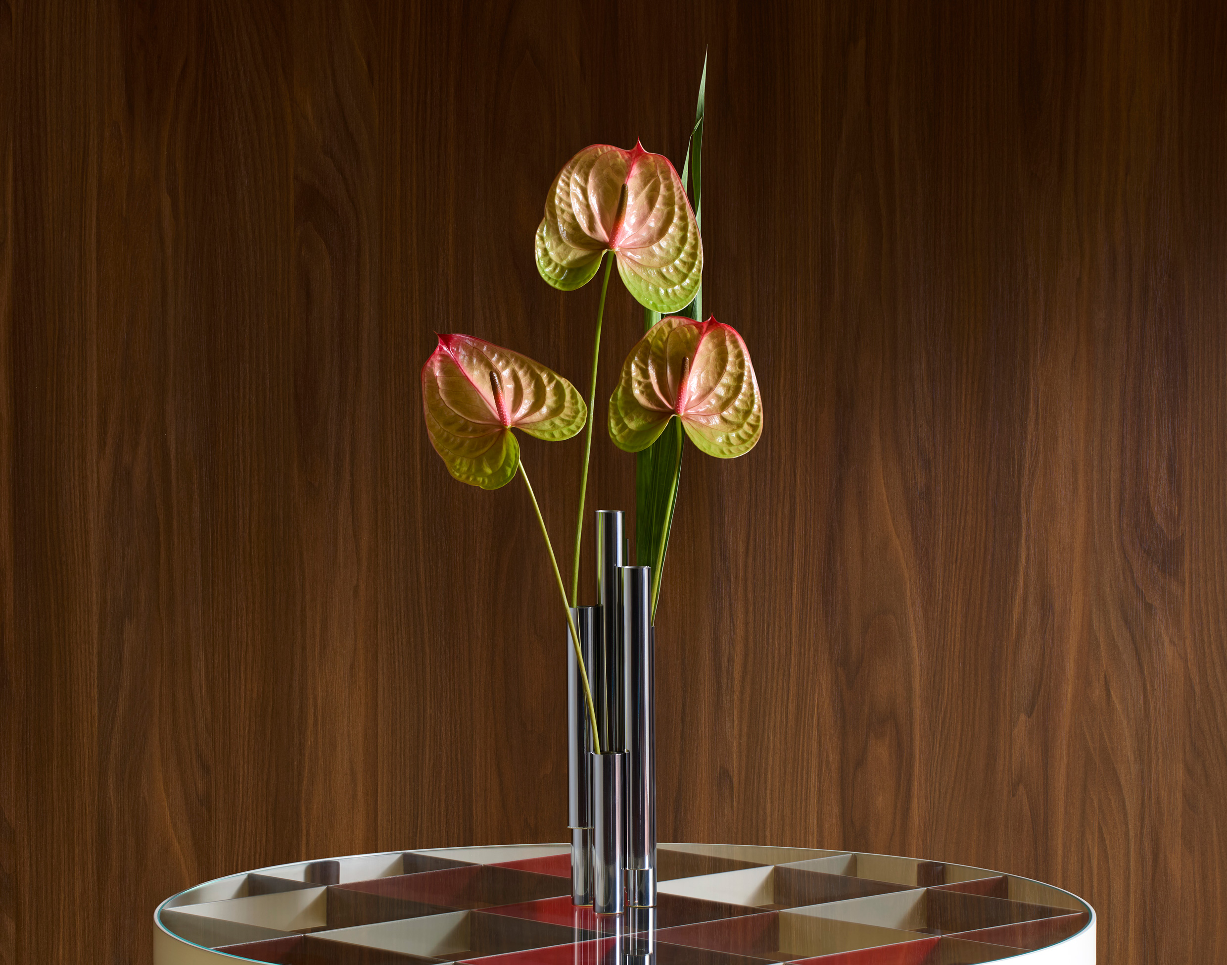 7Tubi vase e D.555.1 tavolino, design Gio Ponti, courtesy of Gio Ponti Archives, creative direction Elisa Ossino Studio, ph. Aaron Tilley