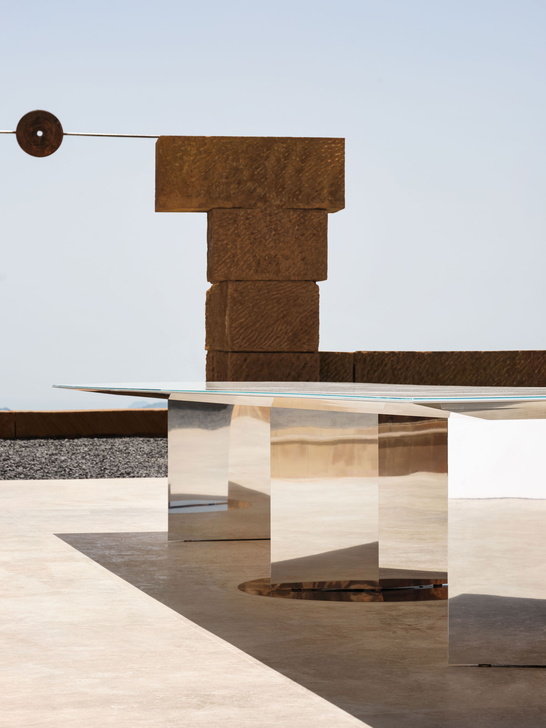 Detail of the rectangular table with extra-clear white back-painted glass top – ph. Alberto Strada