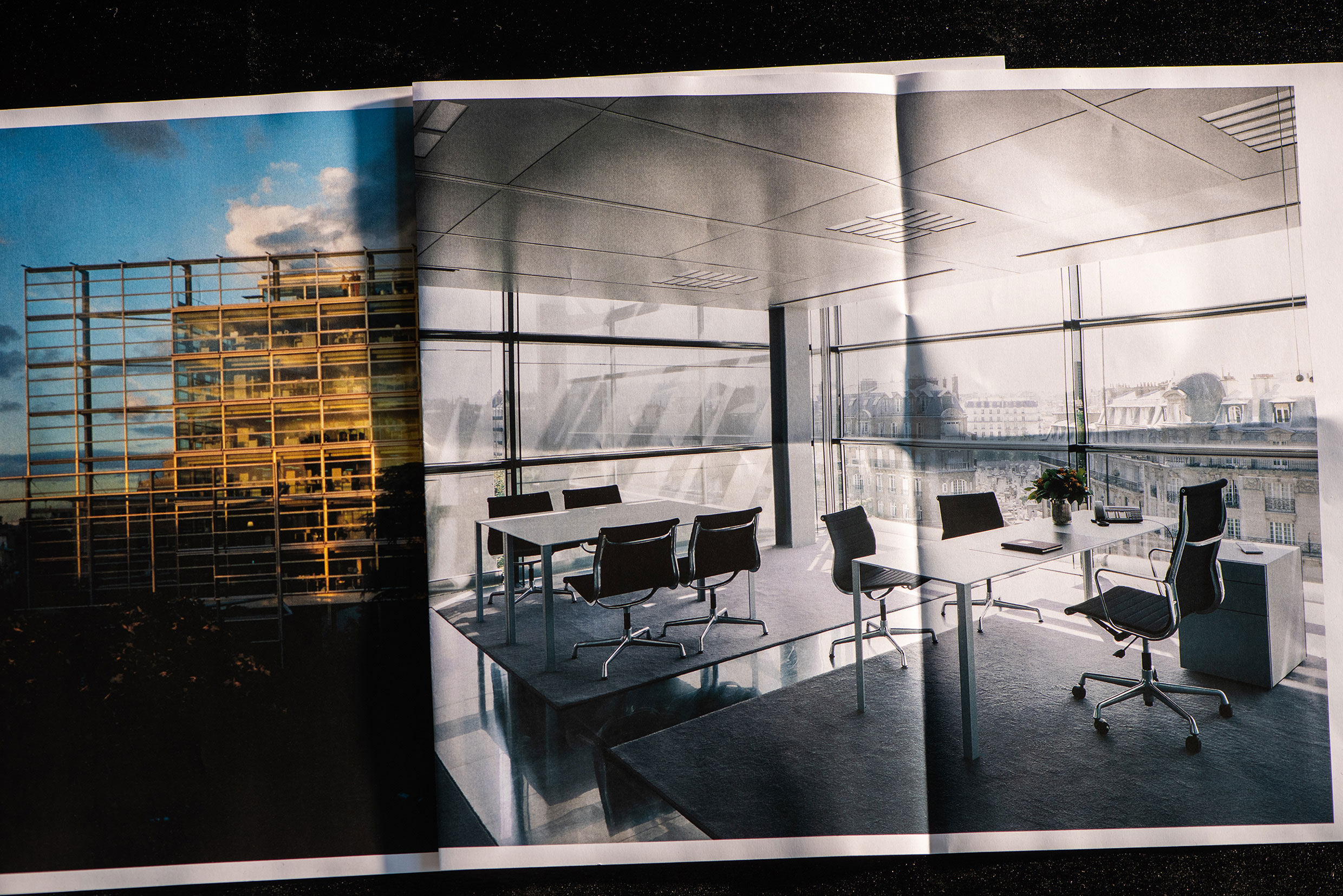 Il tavolo Less alla Fondation Cartier di Parigi, entrambi disegnati da Jean Nouvel per UniFor. Foto di Jeff Burton, da Molteni Mondo, Rizzoli NY, 2024.