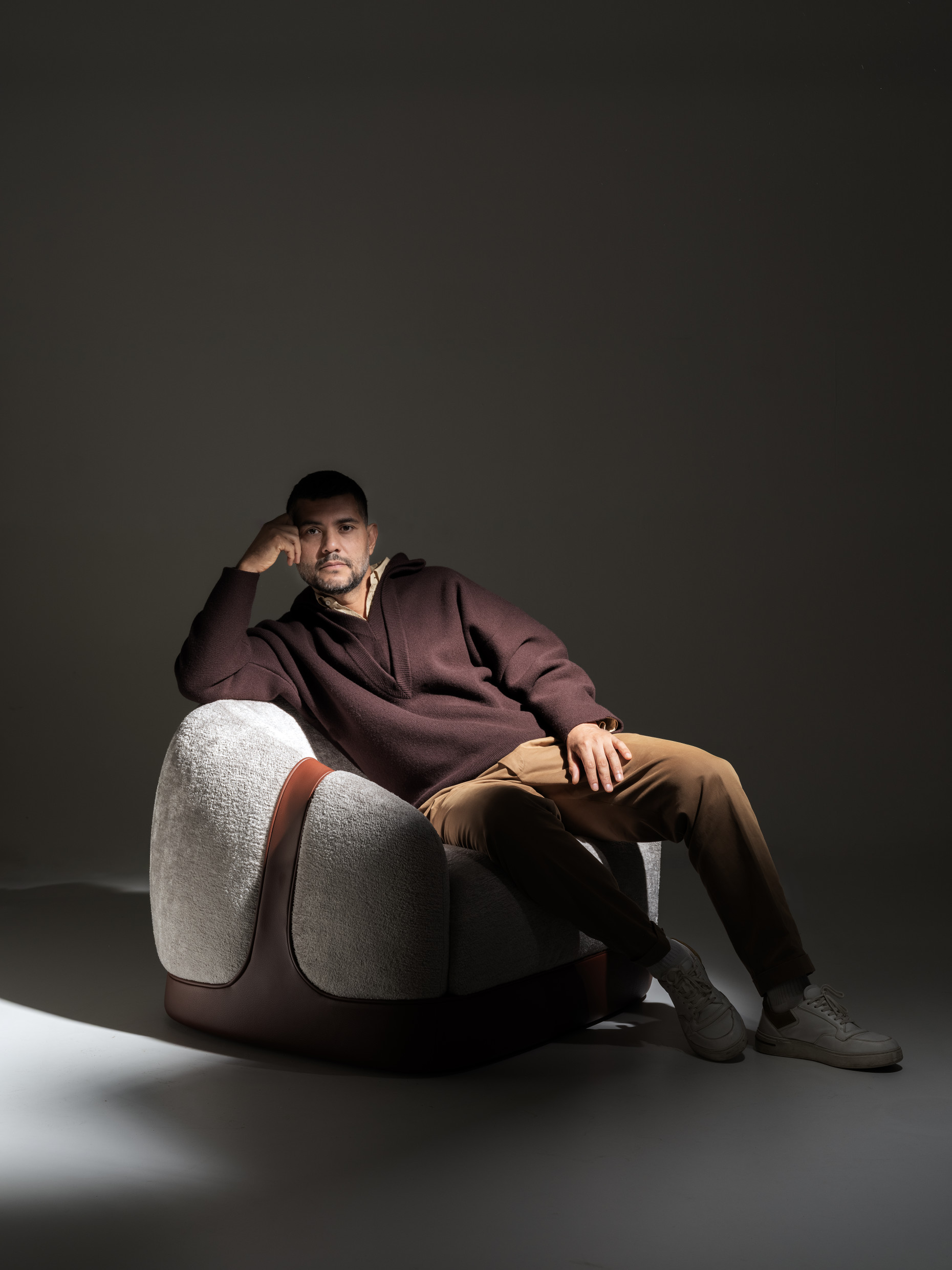 Cristián Mohaded with his Corsetto armchair designed for Molteni&C