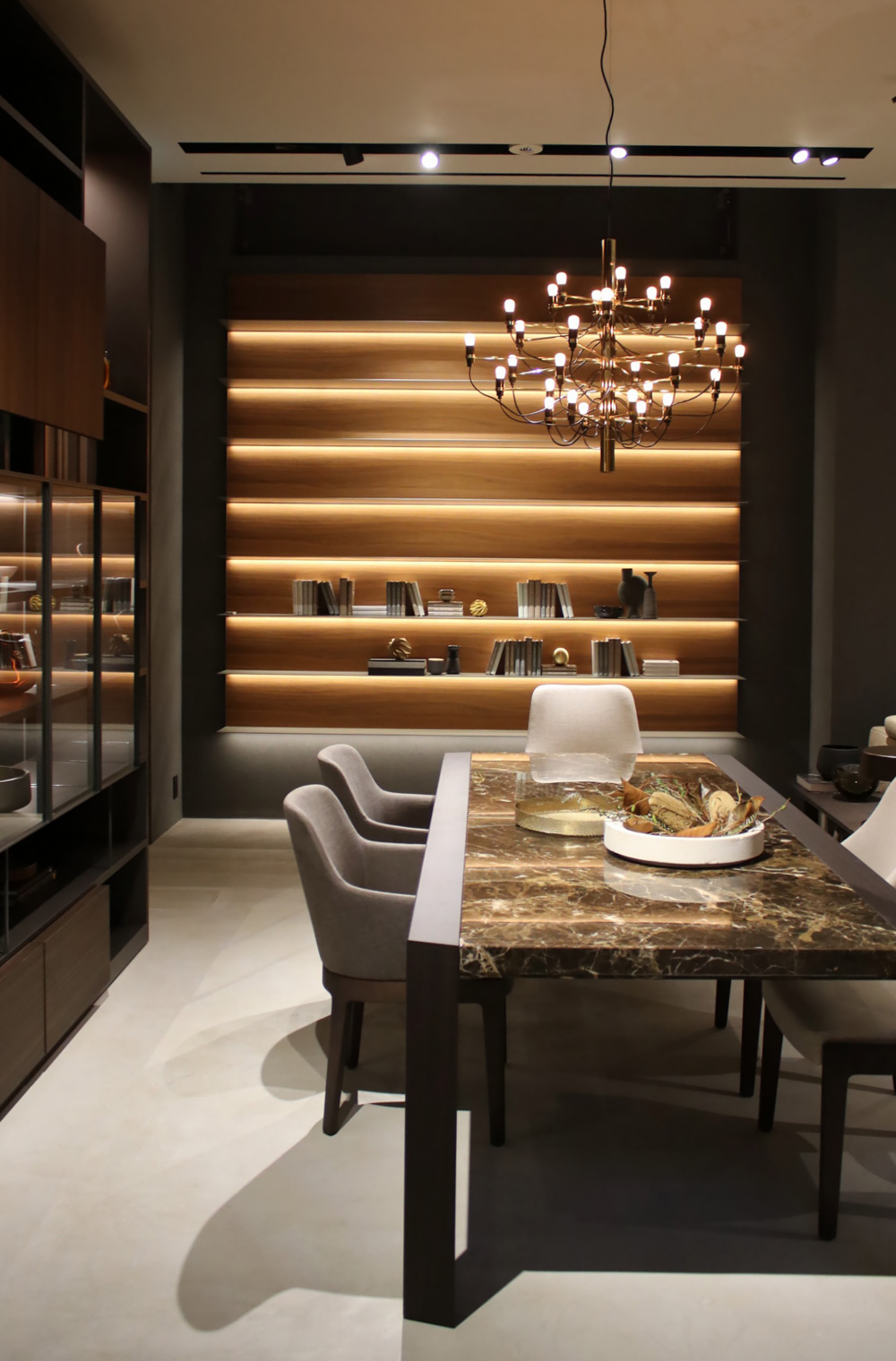 ボックス、サポートシェルフ、ウイングシェルフ、ガラスキャビネットなどから好みのユニットを組み合わせ、壁掛けまたは床置きでつくり上げるシステム収納「パスワード エヴォリューション」。