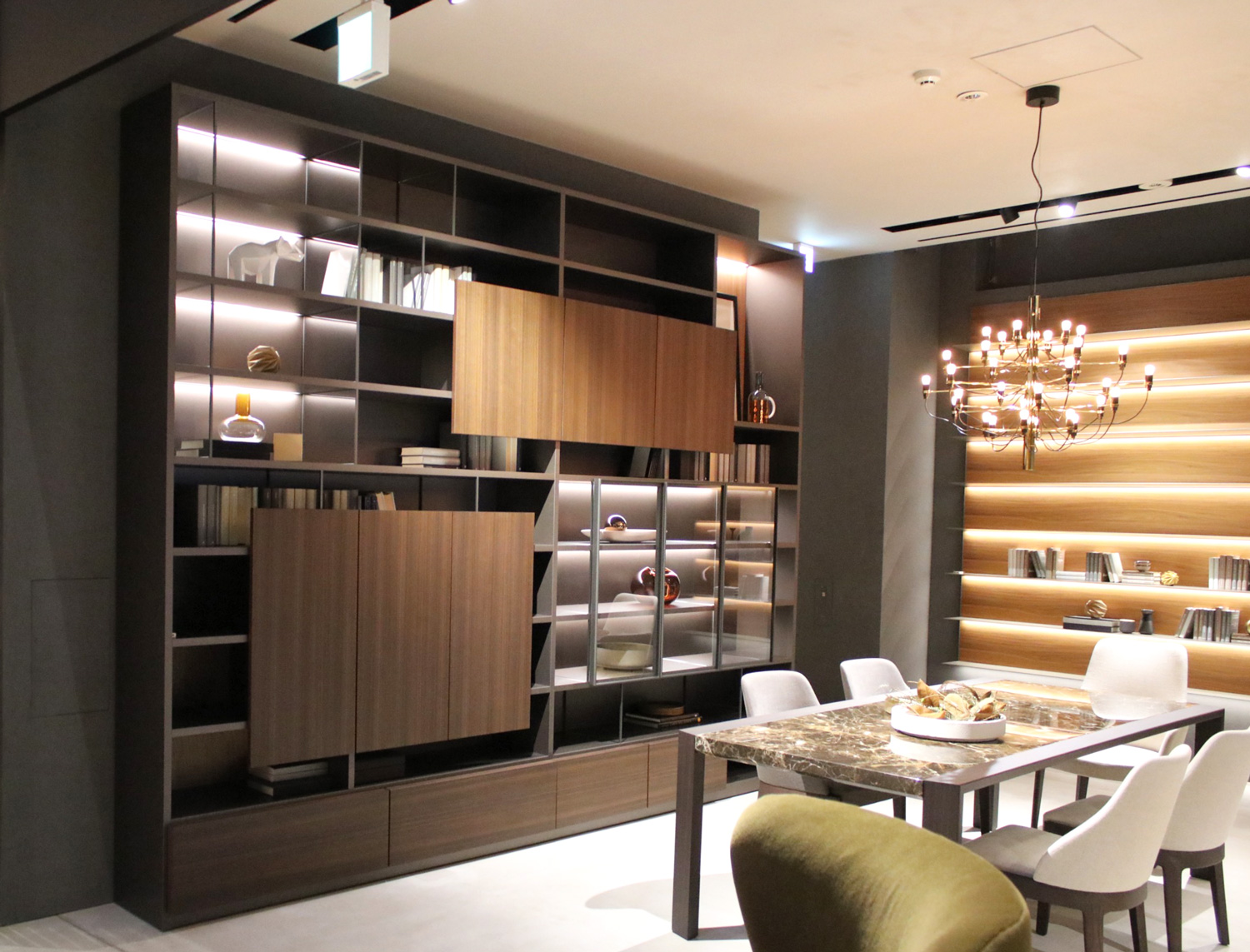 発売以来リニューアルを重ね今や代名詞的存在となったシステム収納「505」。新たに追加されたドアは、浮遊感のある独特の表情を生み出し、棚板やサイドパネルの「線」とドアが作る「面」のコントラストが空間をより立体的に見せる。