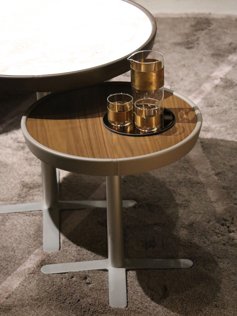 サイドテーブル「キュー」