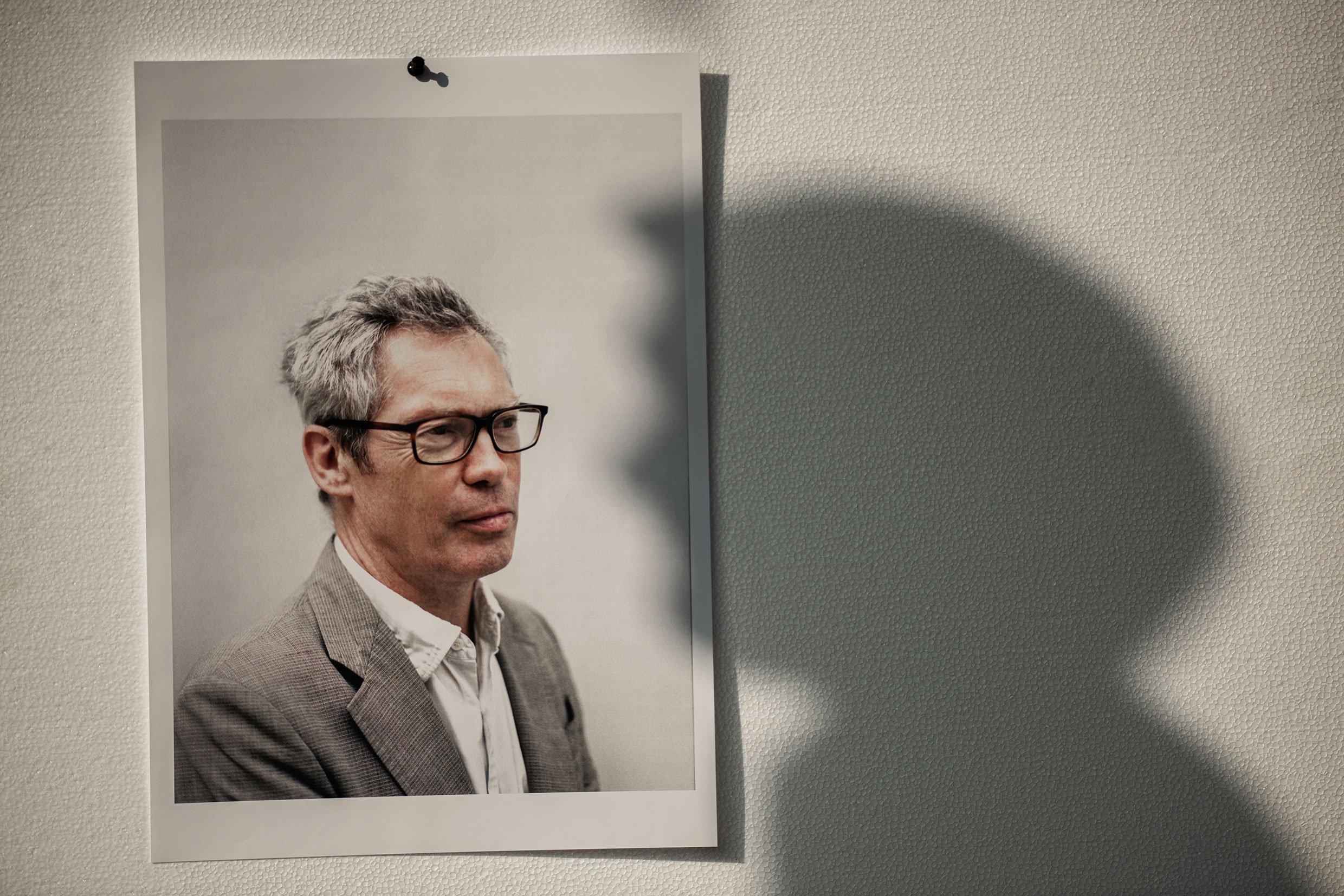 Jasper Morrison. Foto di Jeff Burton, da Molteni Mondo, Rizzoli NY, 2024