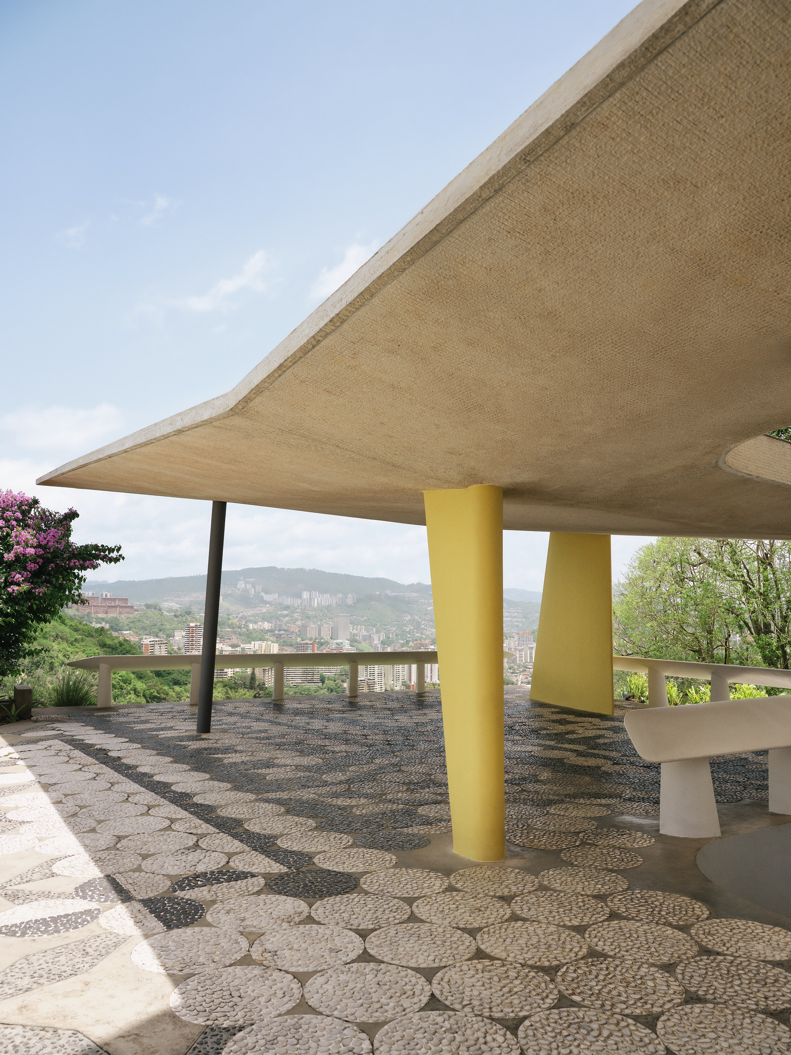 La forma del garage richiama quella di una farfalla, così come accade per il progetto complessivo della casa