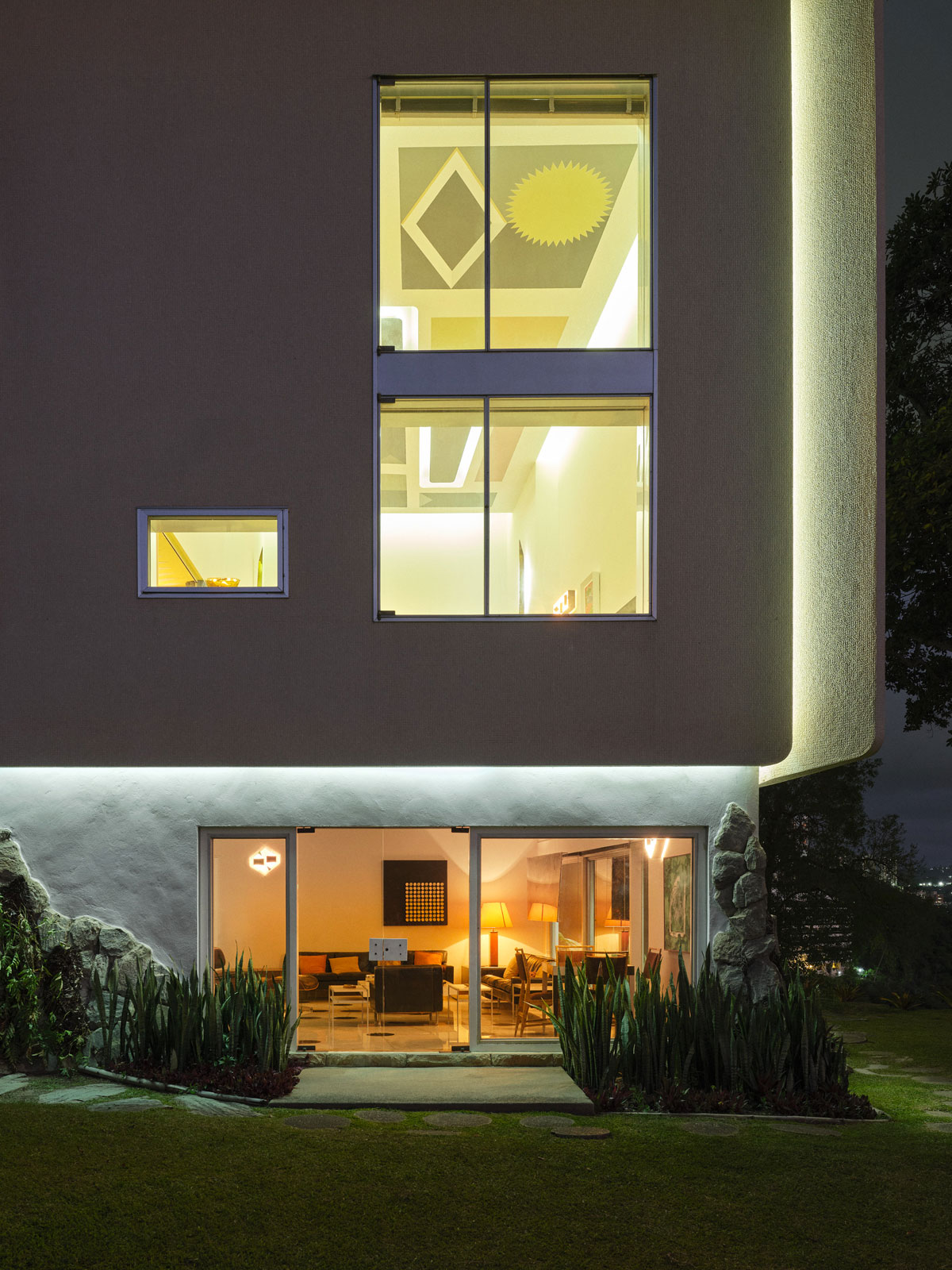 Ponti ha creato una struttura suggestiva che di notte ricorda una lanterna