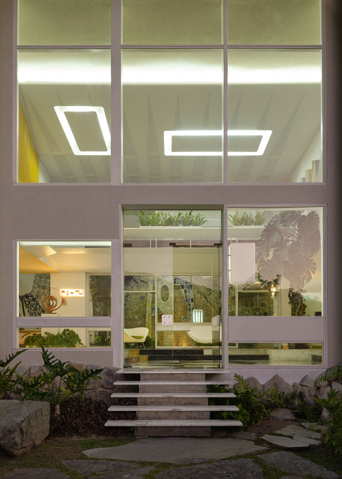 Gio Ponti ha progettato Villa Planchart con uno specifico aspetto durante il giorno e un'atmosfera diversa di notte. 