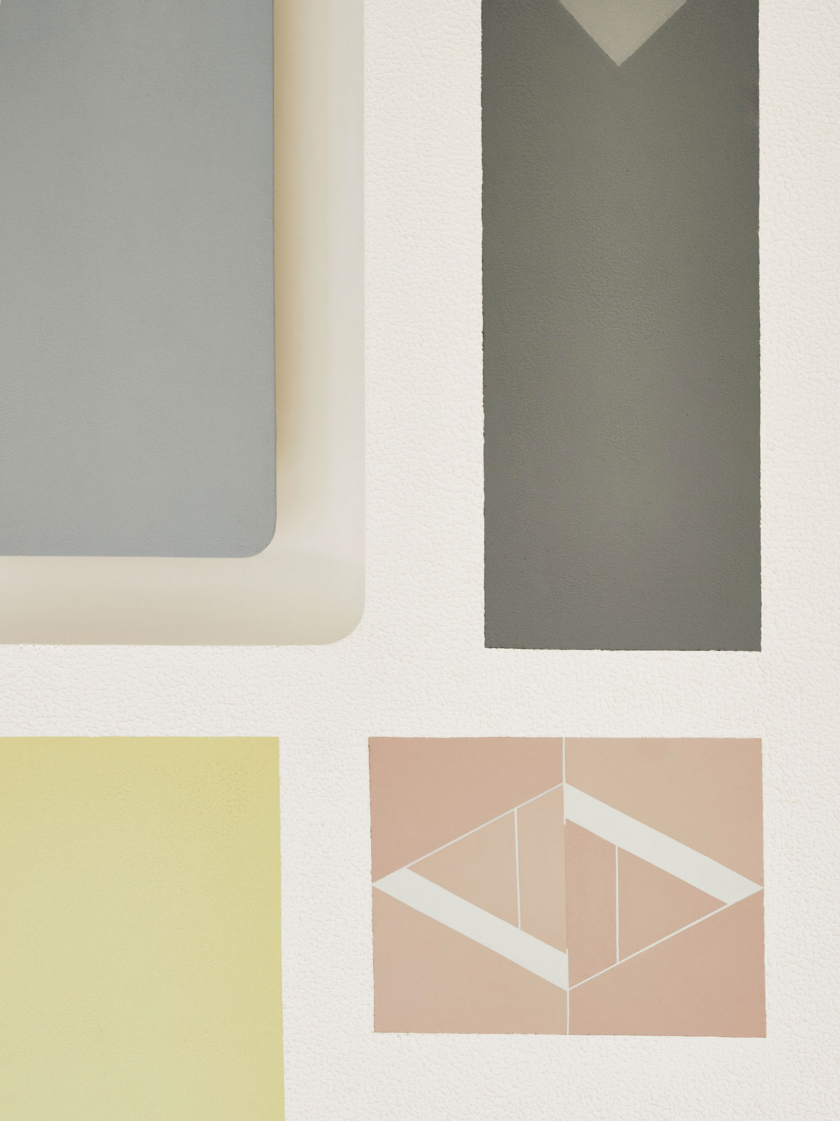 Le iniziali di Anala e Armando, in una tipografia elegante, ricorrono in tutta la casa, dall'ingresso fino al colorato soffitto della zona giorno