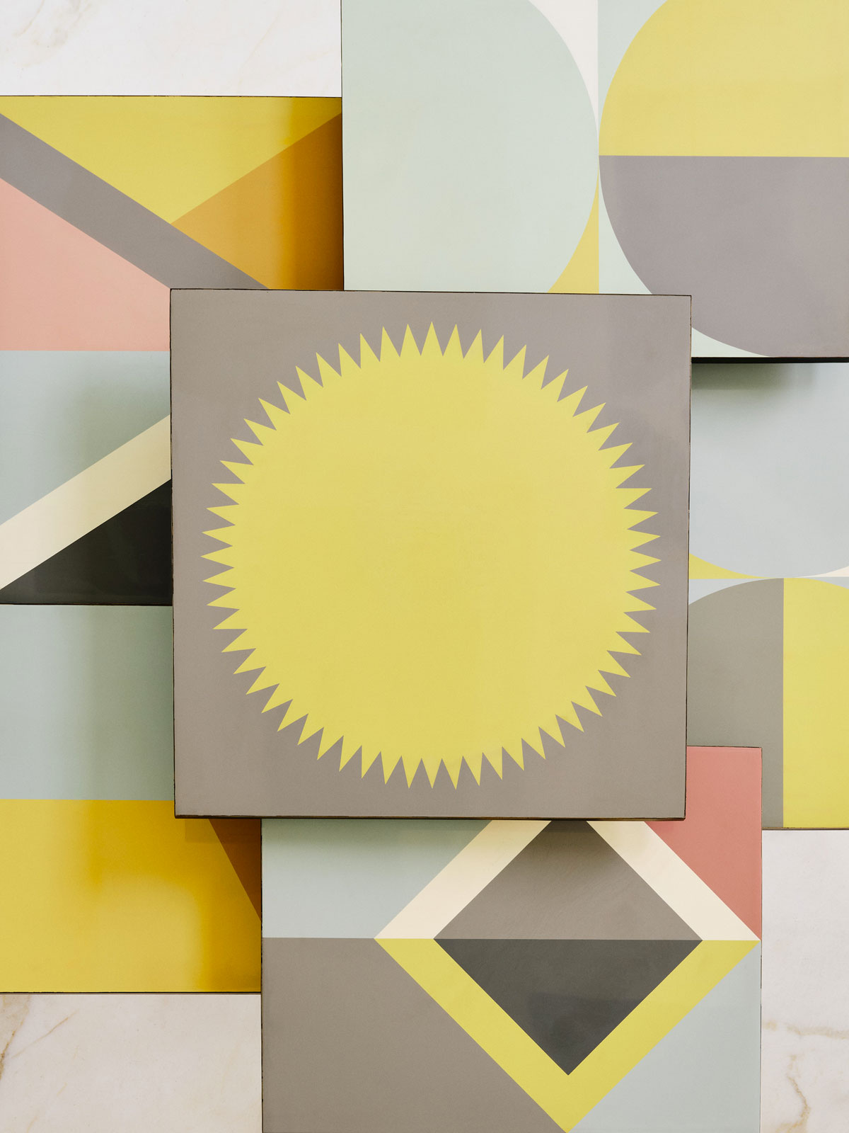 The villa’s distinctive shape and color decorations were used not only to enrich the ceilings, but also for a series of enamelled tables