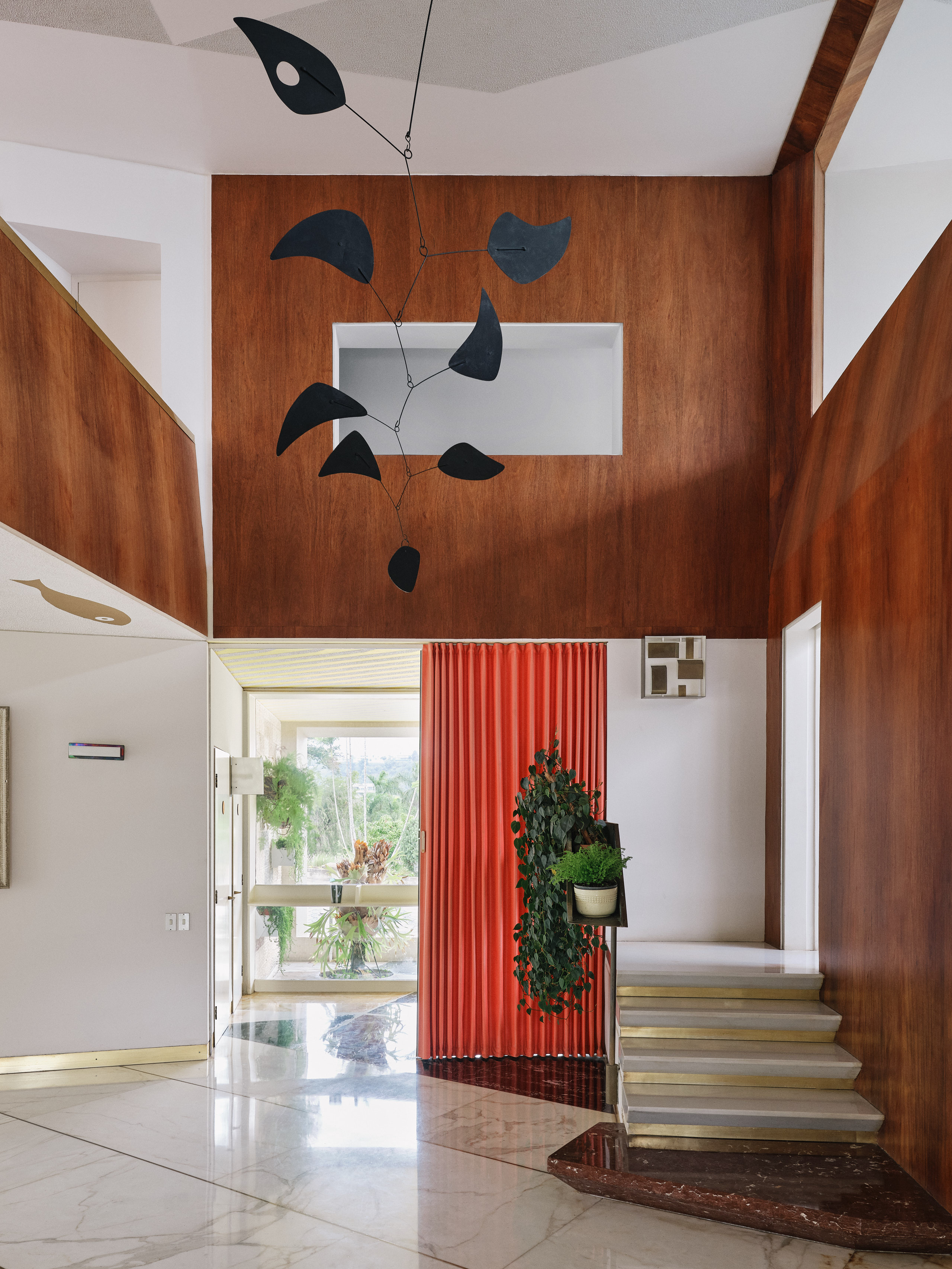 L’ingresso ospita una scultura sospesa di Alexander Calder