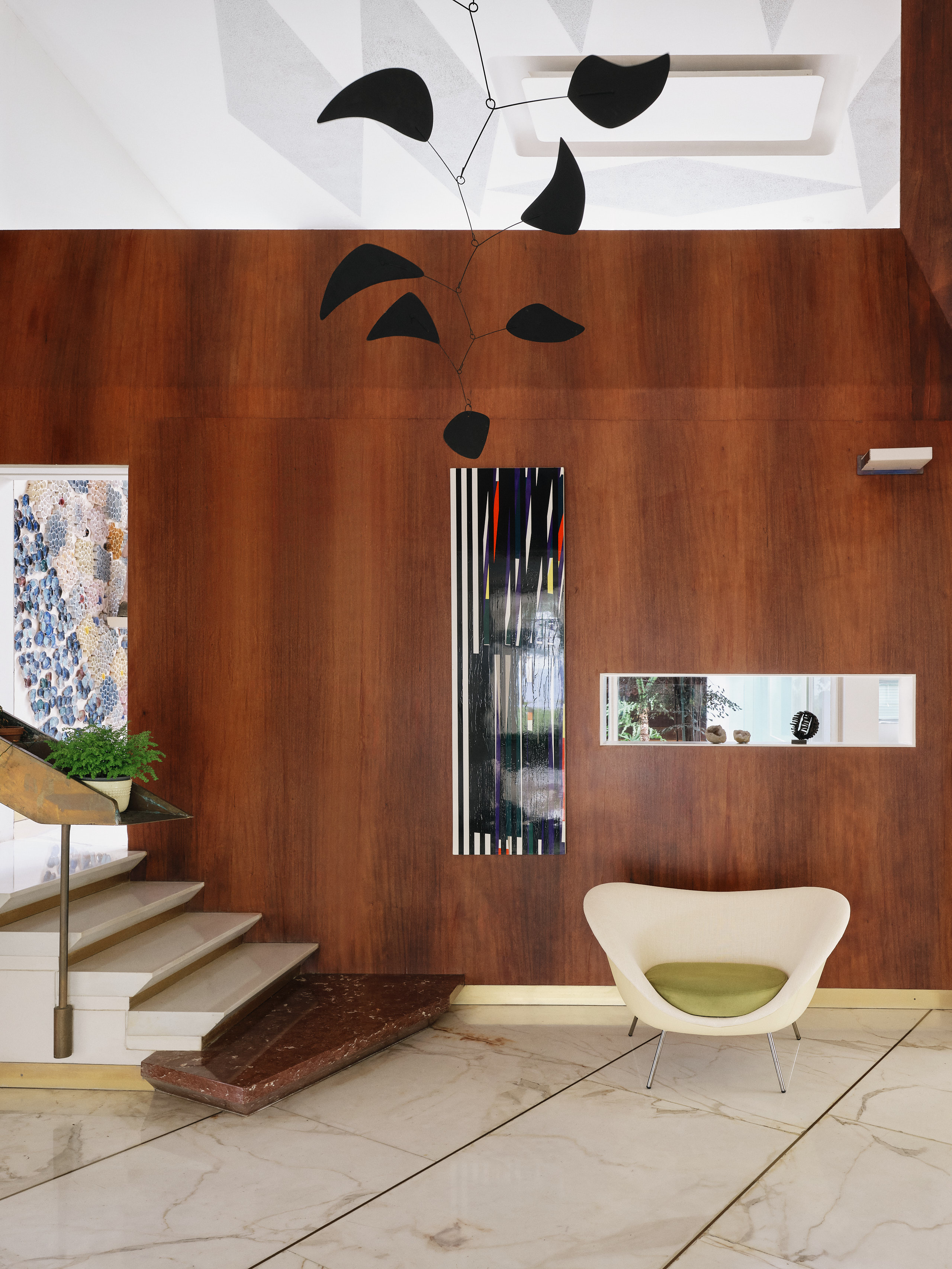L’ingresso ospita una scultura sospesa di Alexander Calder