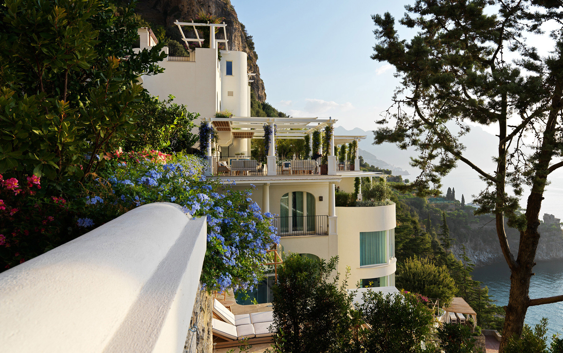 Mediterranean Living: Il Design Italiano Incontra La Vita Costiera