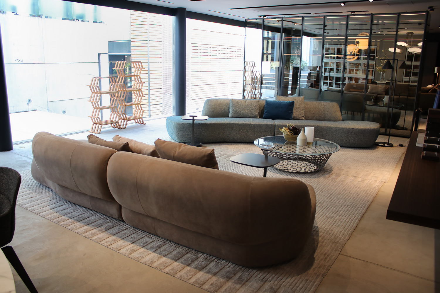 優雅な波を思わせるなめらかな異型ユニットが特長のソファ「サーフ」。シートとシートバックが一体となった本体は形状が乱れにくく、オフィスやラウンジスペースにも最適。