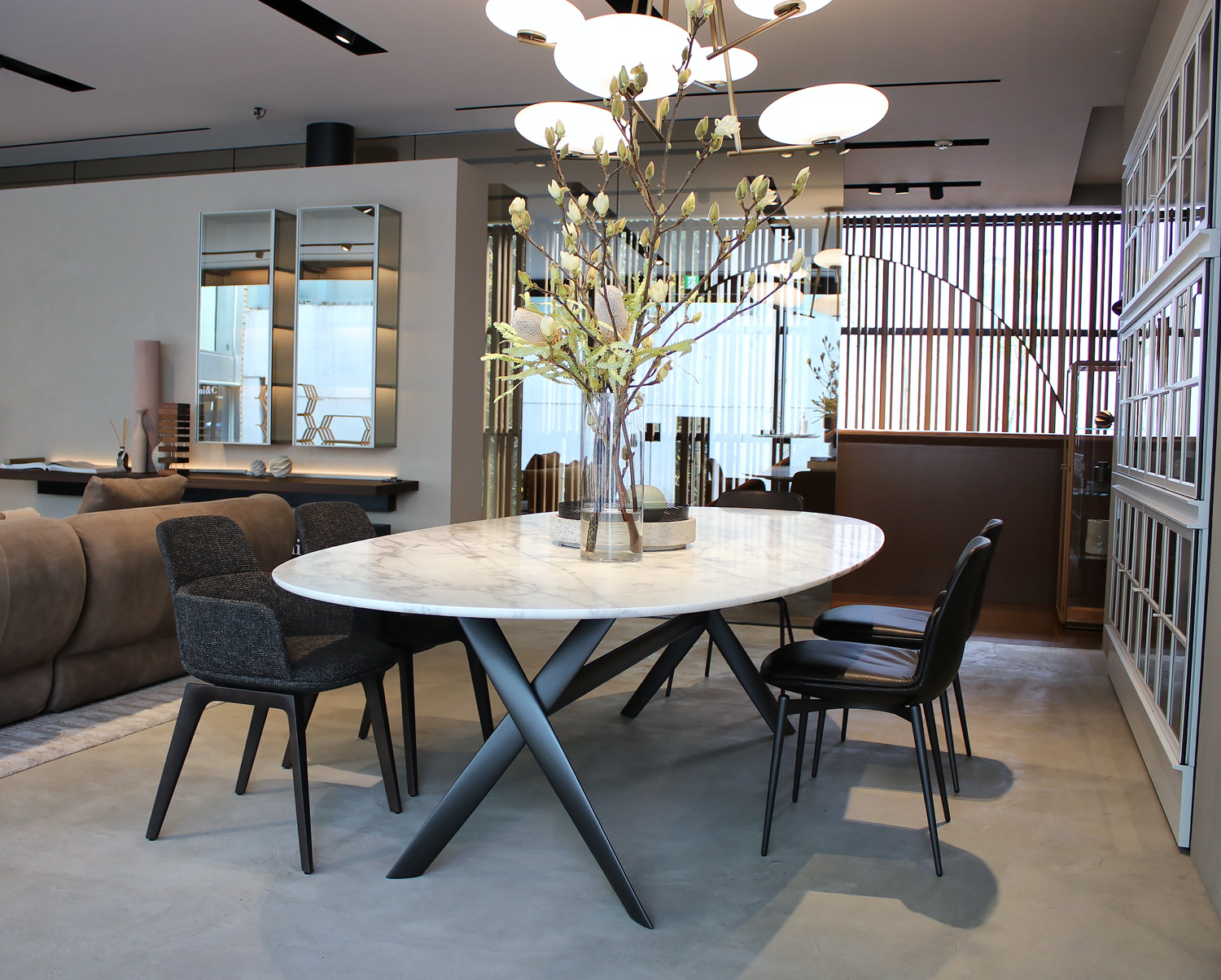 世界中から旅行者が集まるロンドン・ガトウィック空港をイメージに名づけられたテーブル「ガトウィック」。