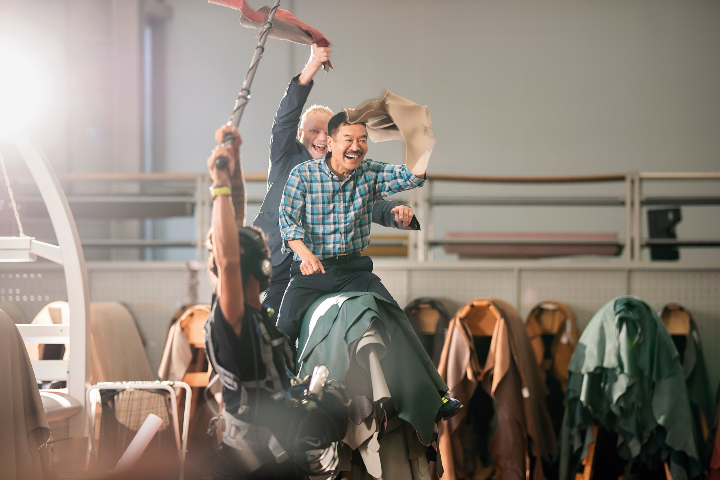 George Yabu e Glenn Pushelberg scherzano nella divisione imbottiti di Molteni&C. Foto di Jeff Burton, da Molteni Mondo, Rizzoli NY, 2024