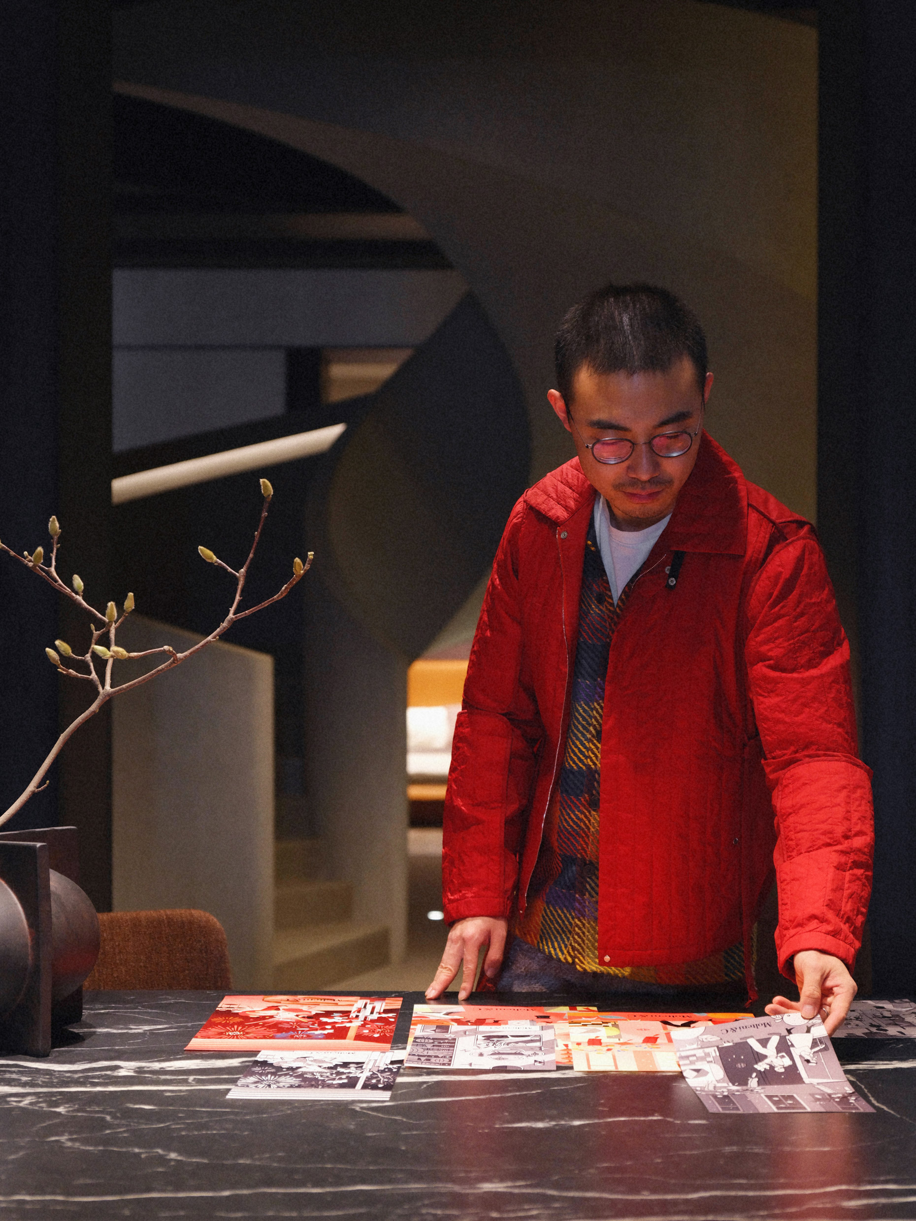 Illustrazioni di Yulong Lli dedicate al capodanno cinese, insieme al vaso 7 Tubi sul tavolino D.555.1, entrambi di Gio Ponti